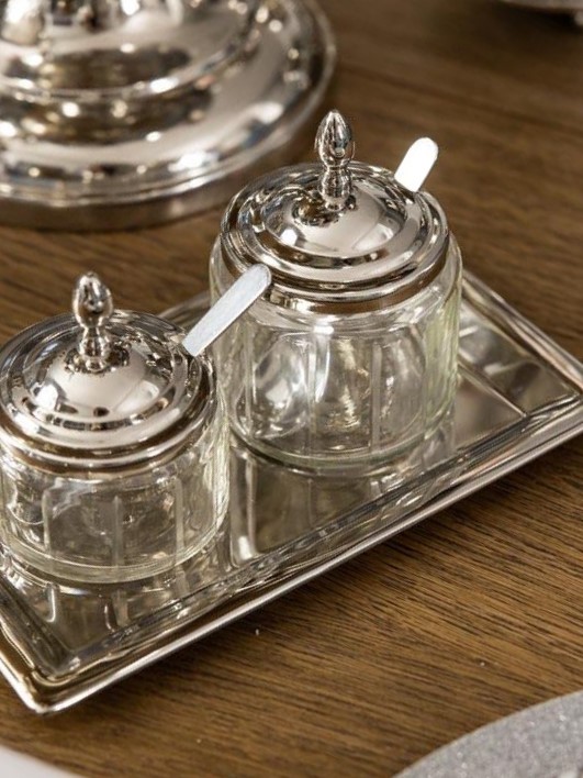 CUKIERNICZKI-dwa-pojemniki-na-tacy-z-lyzeczkami2-e1711362407614