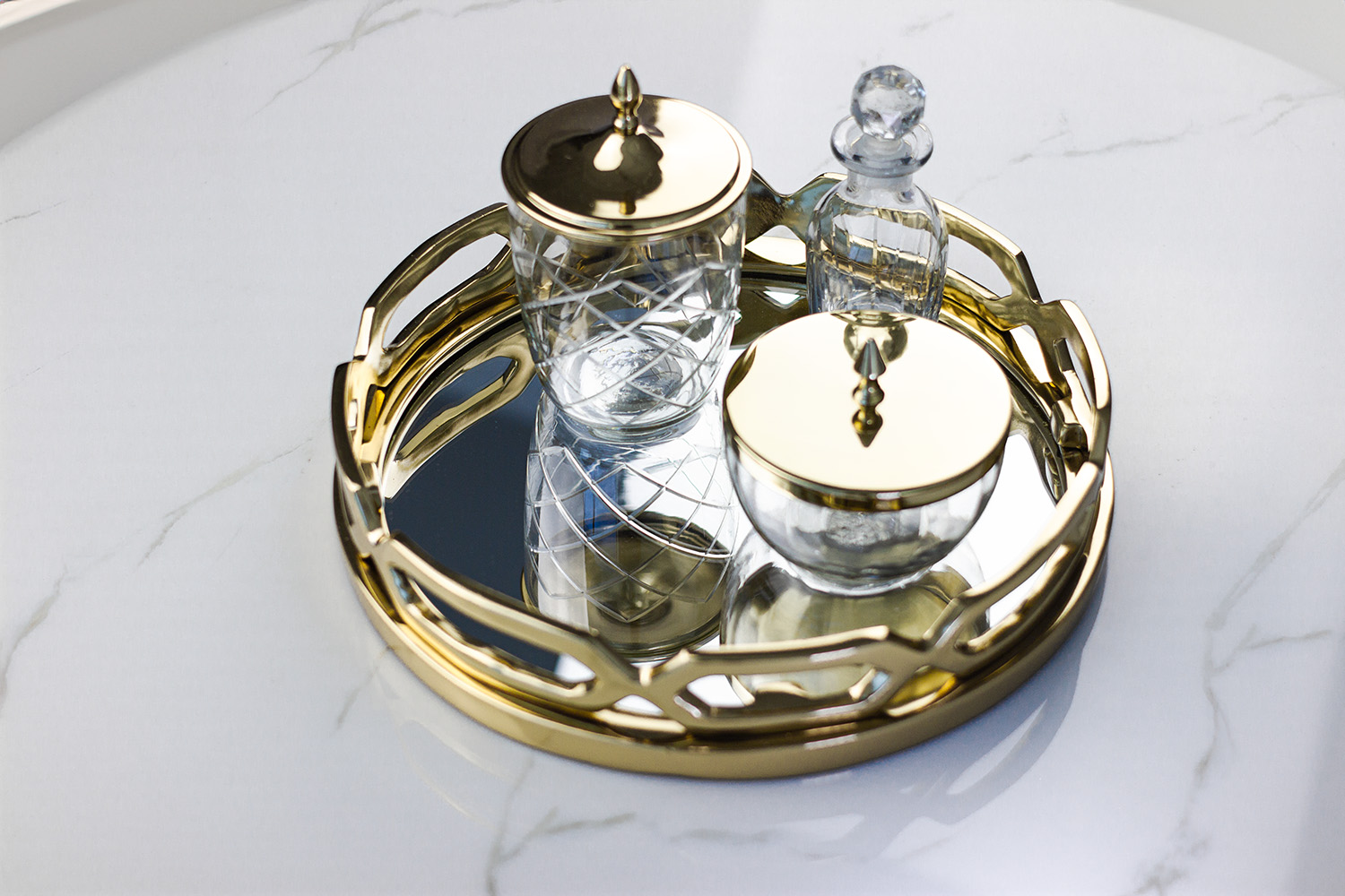 zlota-taca-z-lustrzanym-dnem-okragla-elegancka-dekoracyjna-styl-glamour-1