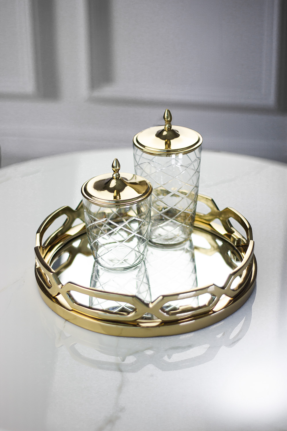 zlota-taca-z-lustrzanym-dnem-okragla-elegancka-dekoracyjna-styl-glamour-3