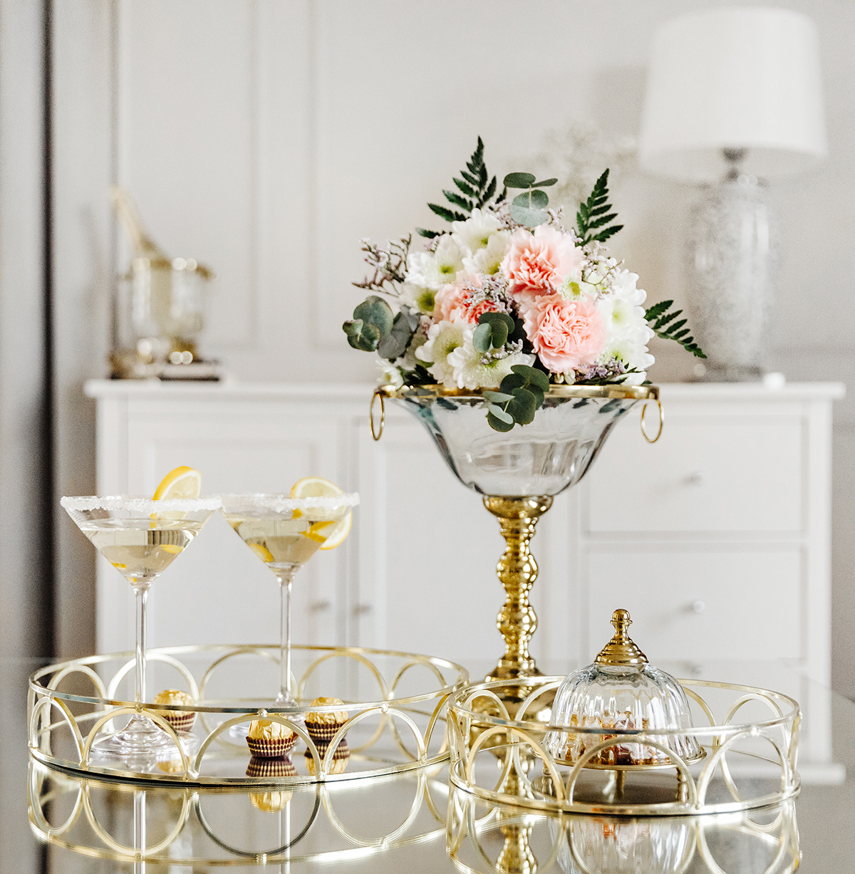 ZESTAW-DWÓCH-OKRĄGŁYCH-TAC-ze-szkła-i-metalu-w-kolorze-złota