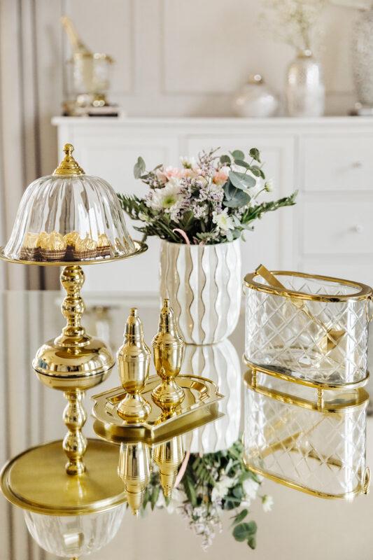 SALZ- UND PFEFFERSTREUER-AUF-EINEM-GOLDENEN-TABLETT SALZ- UND PFEFFERSTREUER-AUF-EINEM-GOLDENEN-TABLETT