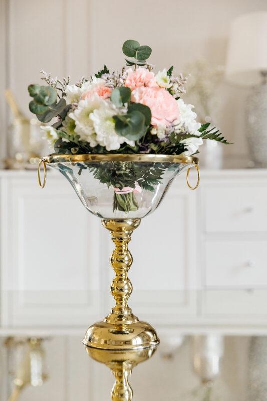 VASE-GLAS-TELLER-AUF-GOLD-DECKE-BLUMEN VASEN-TELLER-AUF-GOLD-BETT-MIT-GOLD-FINISH
