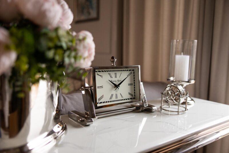 ZEGAR STOJĄCY srebrny metalowy klasyczny