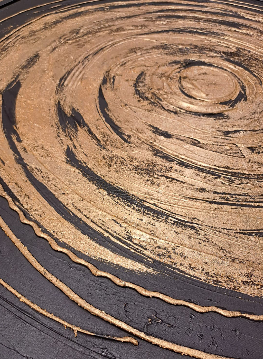 obraz-czarne-tlo-zloty-okrag-oryginalny-czarne-obramowanie-