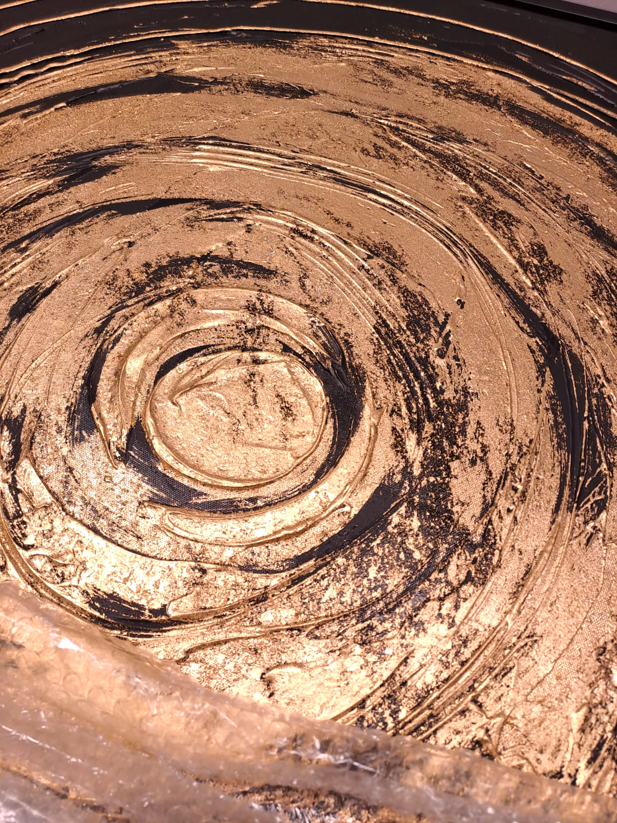 obraz-czarne-tlo-zloty-okrag-oryginalny-czarne-obramowanie-abstrakcyjny