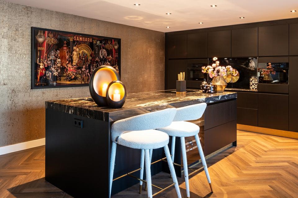 krzeslo-hoker-GIA-BOUCLE-biale-zlote-nozki-nowoczesne-kompozycja