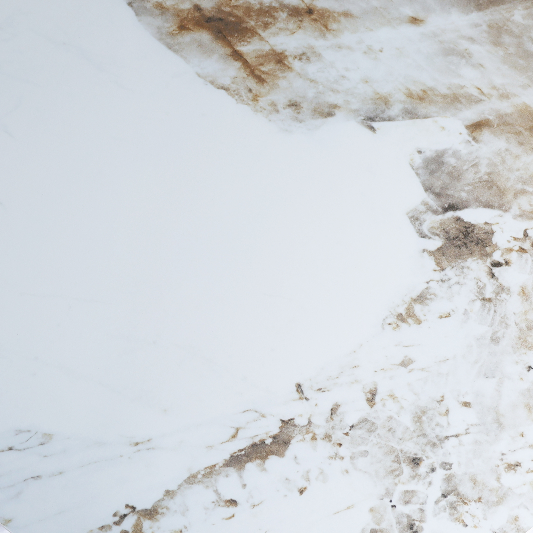 Modig-M60-zestaw-stolikow-kawowych-2-w-1-geometryczne-podstawy-bialo-zlote-blaty-okragle-zlota-stal-nierdzewna-nowoczesne-blat