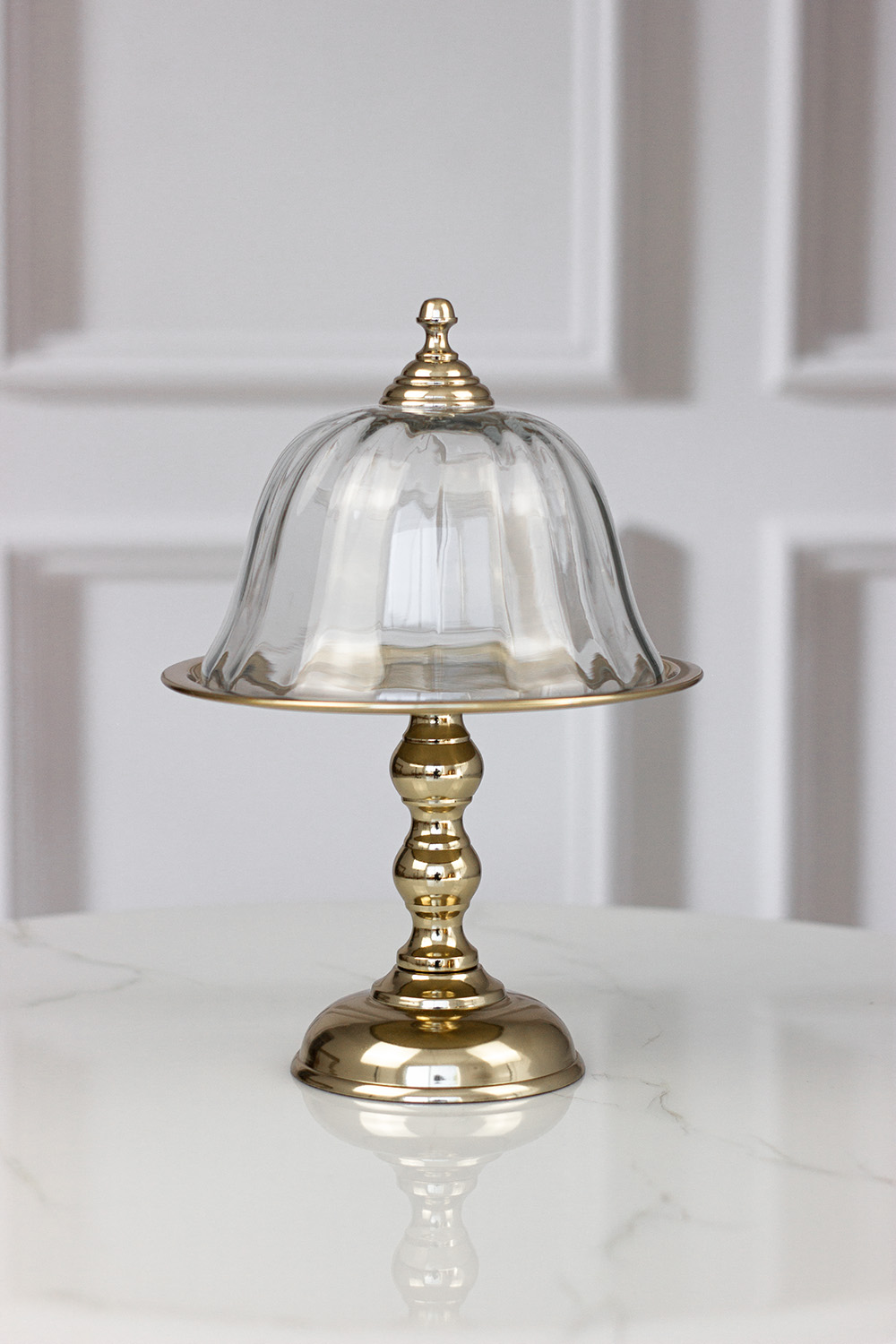 patera-zlota-na-nozce-ze-szklana-oslonka-elegancka-klasyczny-styl-1