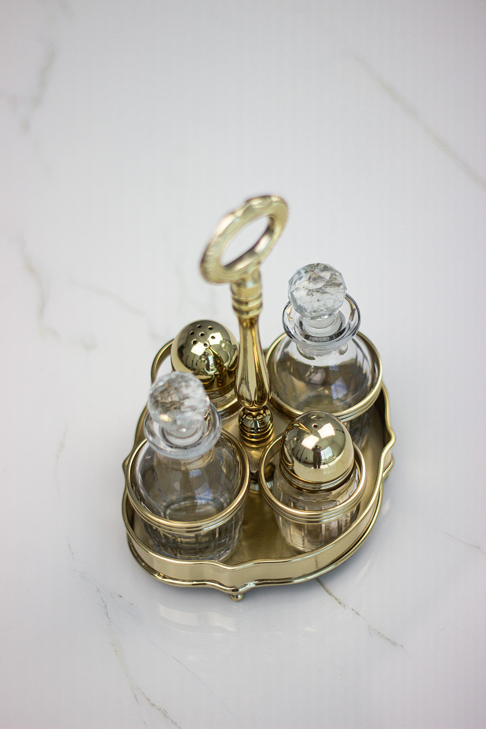 przyprawnik-z-niklu-zloty-zestaw-pojemnikow-na-stol-klasyczny-styl-szklane-pojemniki-solniczka-pieprzniczka-