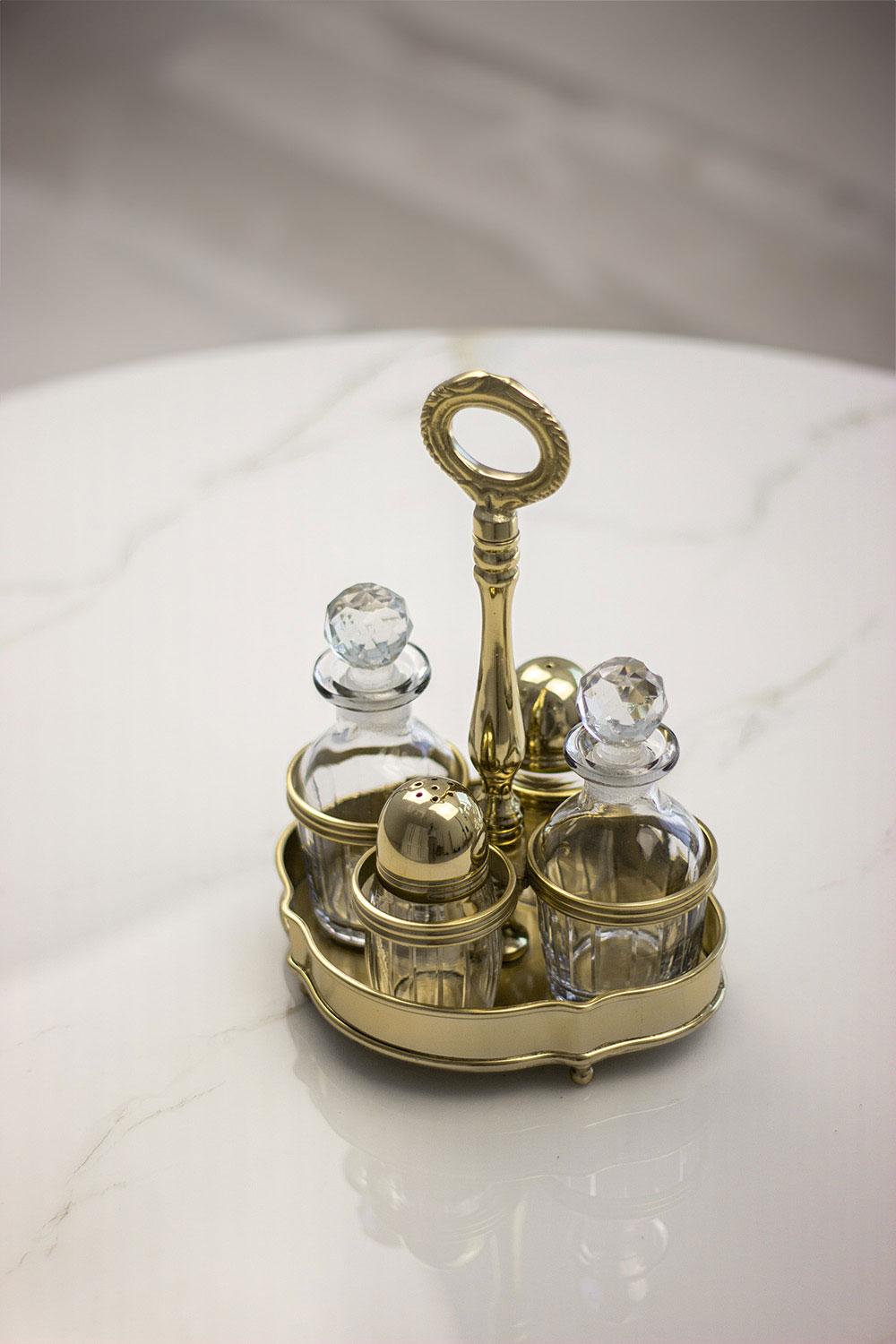 przyprawnik-z-niklu-zloty-zestaw-pojemnikow-na-stol-klasyczny-styl-szklane-pojemniki-solniczka-pieprzniczka-1