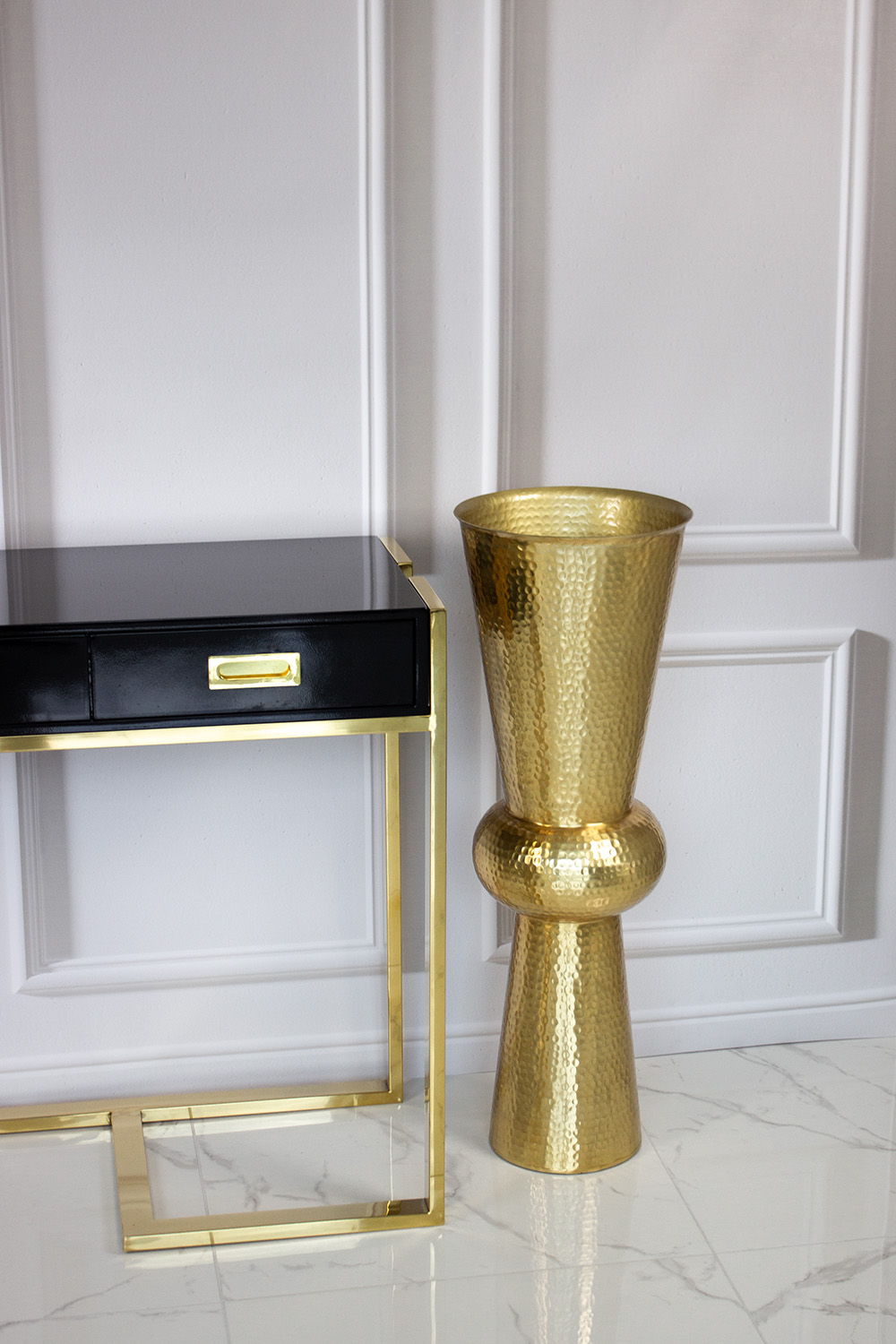 wazon-dekoracyjny-zloty-oryginany-ksztalt-piaskowana-powierzchnia-elegancki-