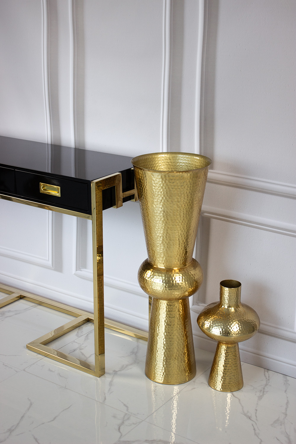 wazon-dekoracyjny-zloty-oryginany-ksztalt-piaskowana-powierzchnia-elegancki-1