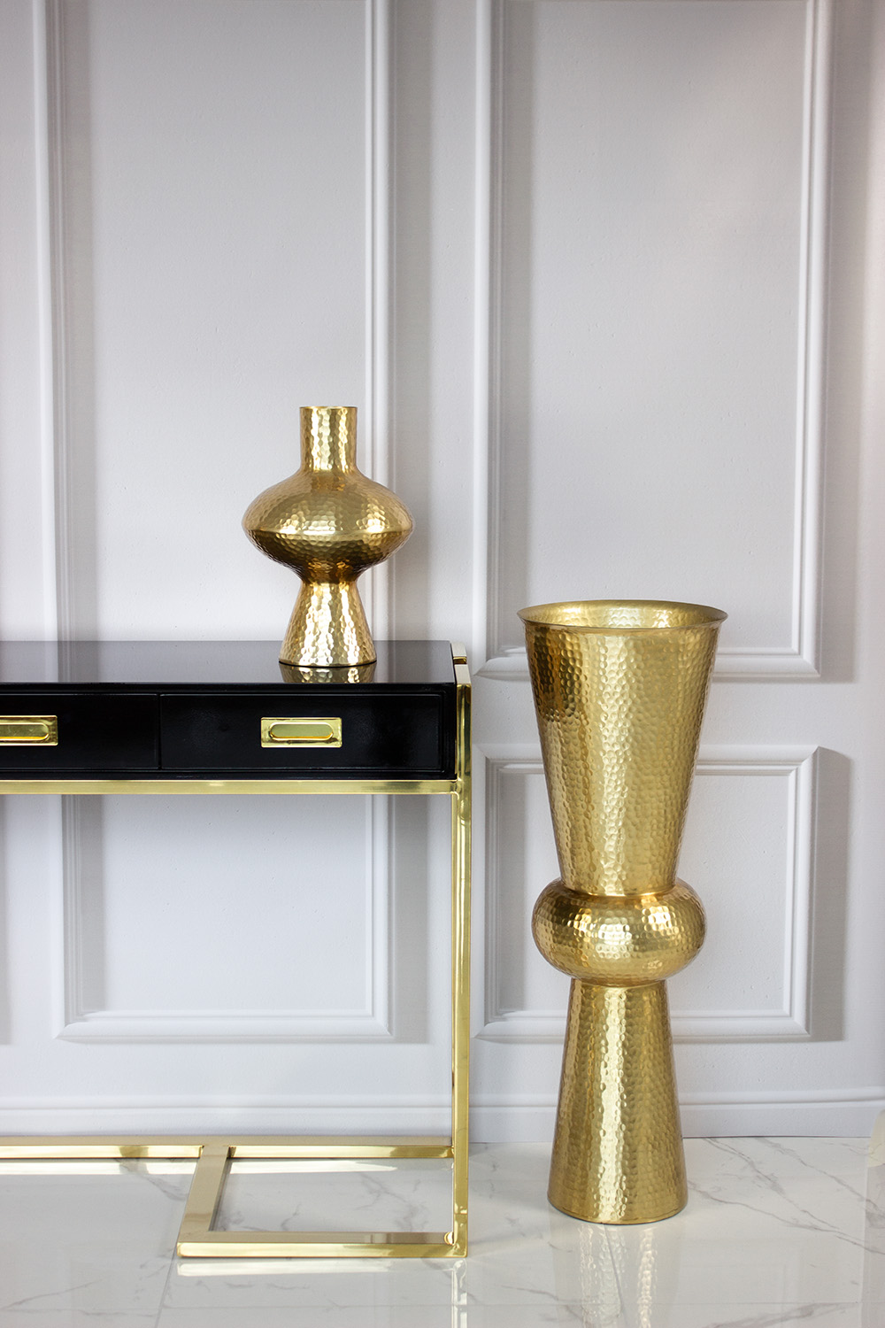 wazon-dekoracyjny-zloty-oryginany-ksztalt-piaskowana-powierzchnia-elegancki-2