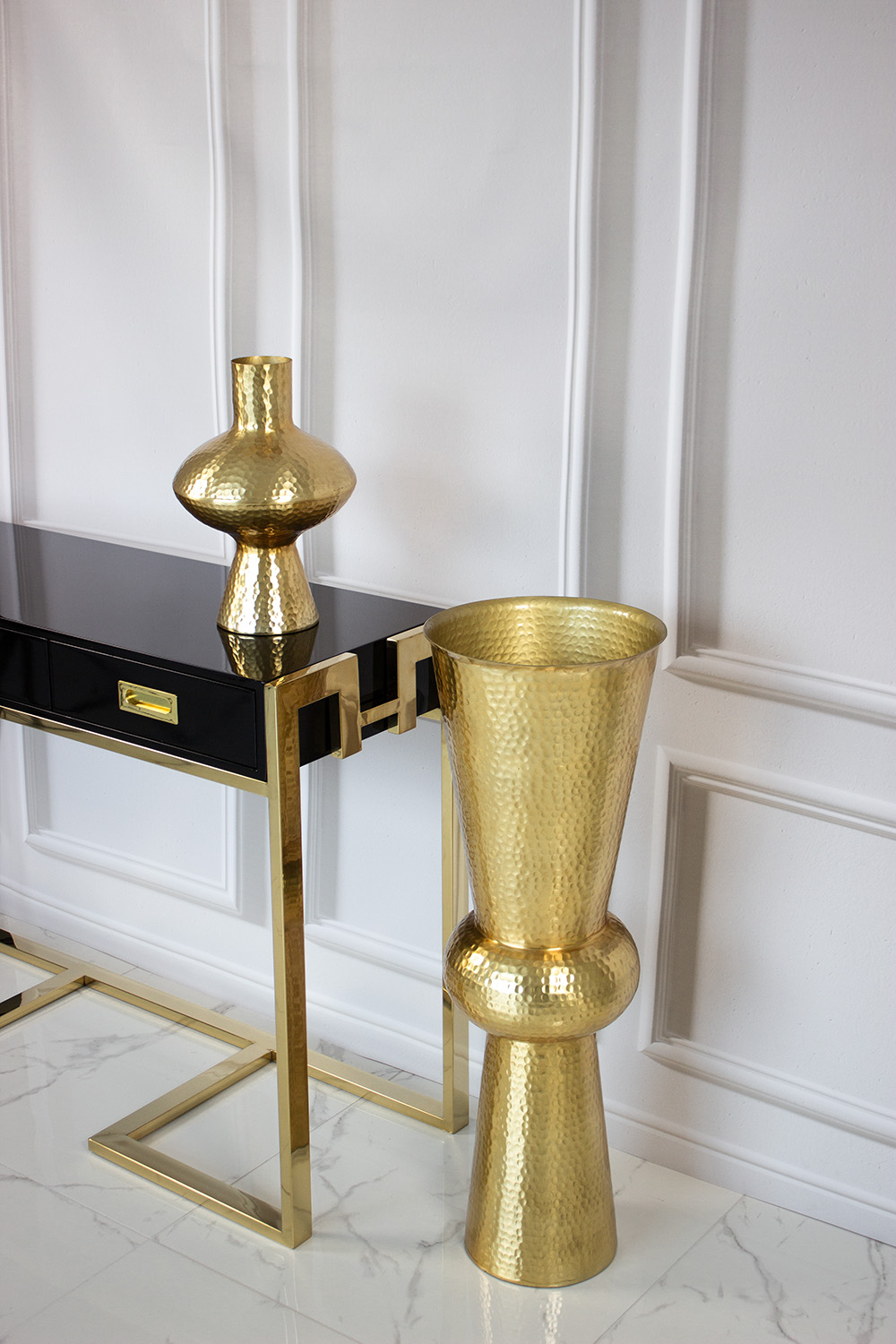 wazon-dekoracyjny-zloty-oryginany-ksztalt-piaskowana-powierzchnia-elegancki-4