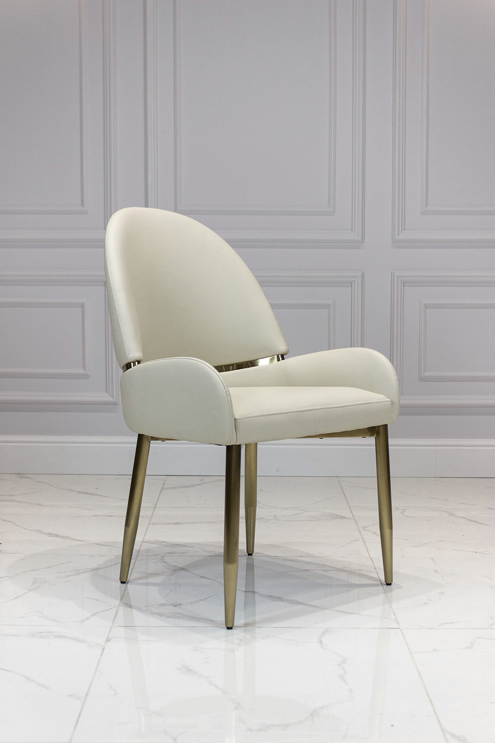 KRZESŁO JADALNIANE na złotym stelażu, wyprofilowane białe siedzisko z eko skóry, nowoczesny styl