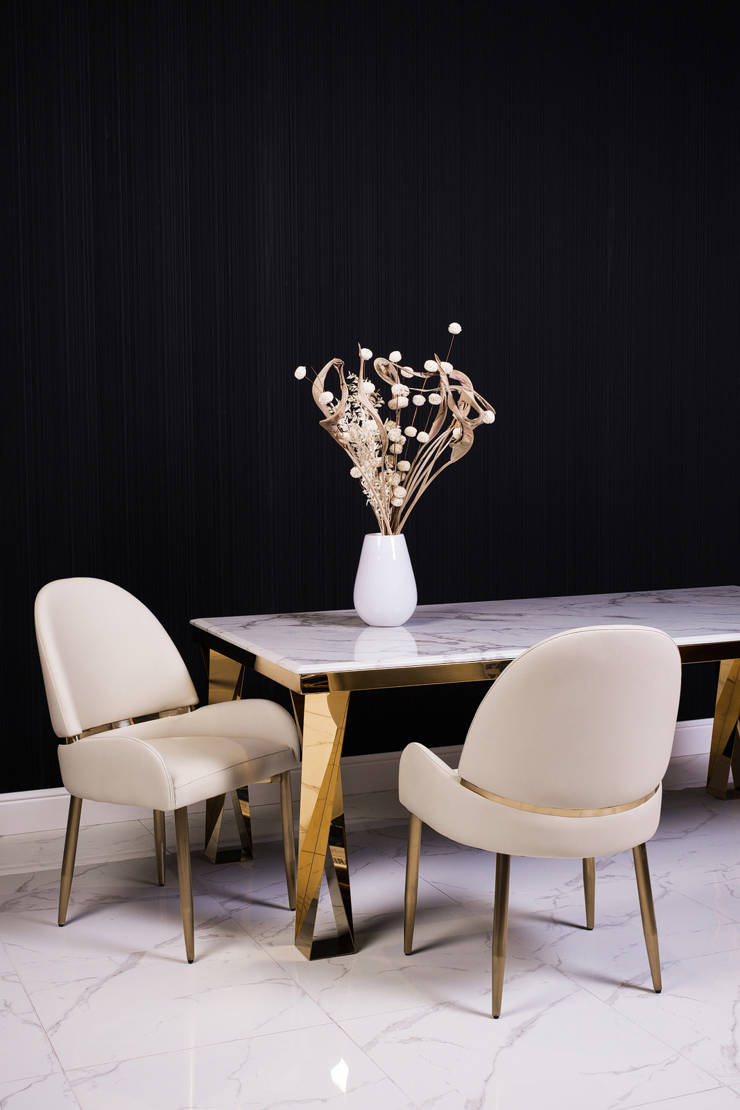 KRZESŁO JADALNIANE z profilowanym oparciem, biała eko skóra, złoty metalowy stelaż, nowoczesne, ekskluzywne KRZESŁO JADALNIANE z profilowanym oparciem, biała eko skóra, złoty metalowy stelaż, nowoczesne, ekskluzywne