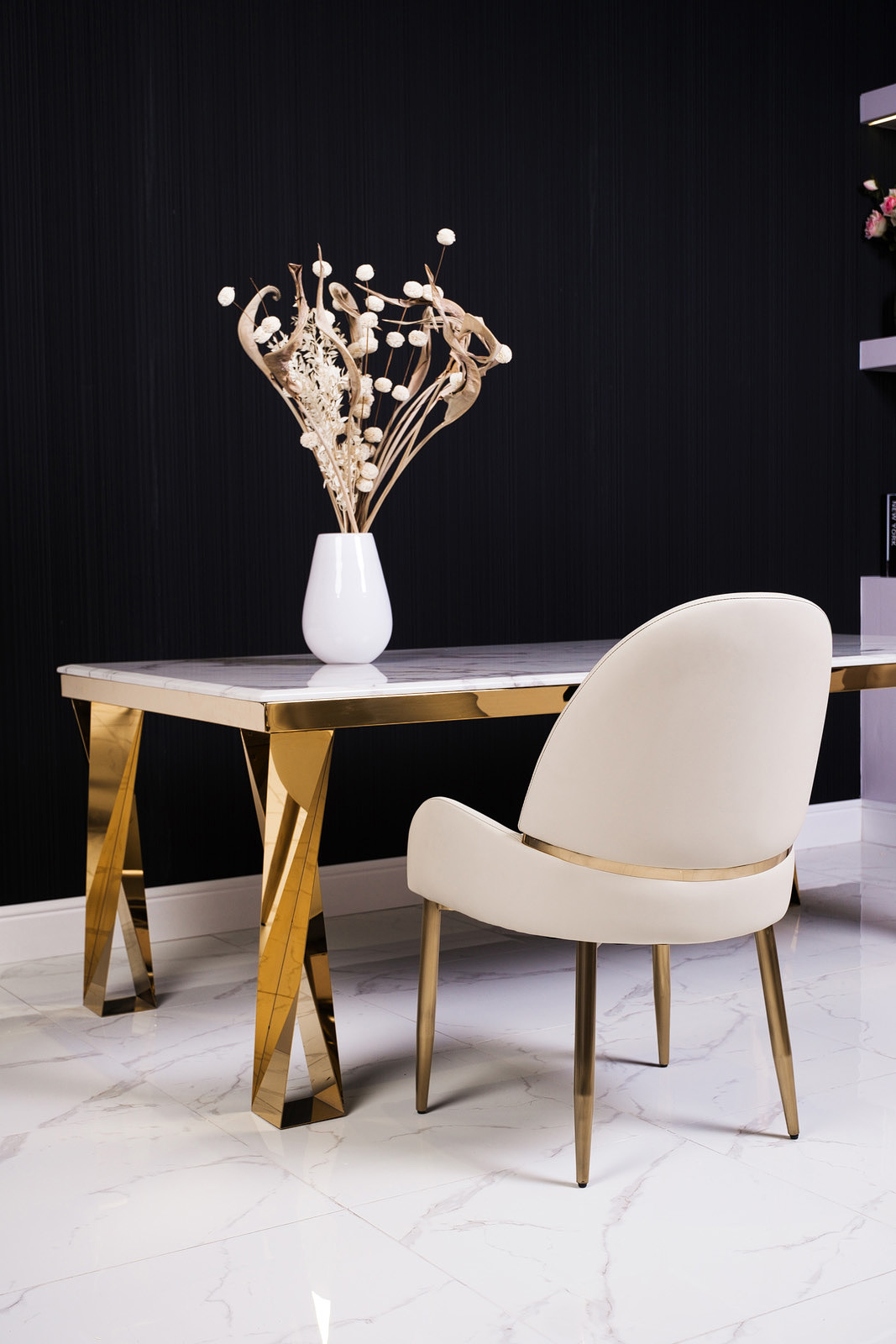 KRZESŁO JADALNIANE z profilowanym oparciem, biała eko skóra, złoty metalowy stelaż, nowoczesne, wyjątkowe KRZESŁO JADALNIANE z profilowanym oparciem, biała eko skóra, złoty metalowy stelaż, nowoczesne, wyjątkowe