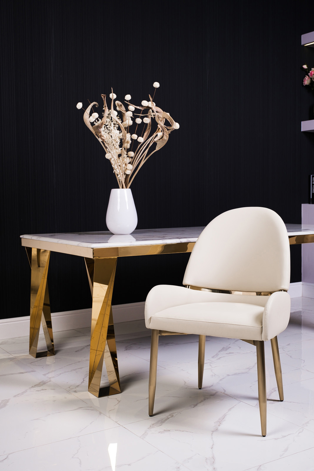 KRZESŁO JADALNIANE z profilowanym oparciem, biała eko skóra, złoty metalowy stelaż, nowoczesne KRZESŁO JADALNIANE z profilowanym oparciem, biała eko skóra, złoty metalowy stelaż, nowoczesne