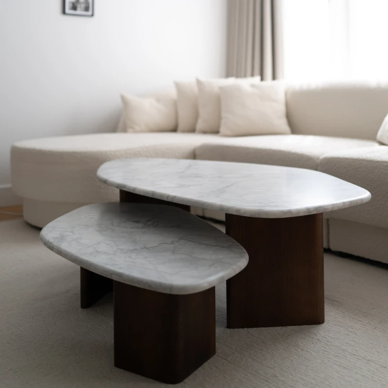 ZESTAW STOLIKÓW KAWOWYCH o nieregularnych kształtach, drewniane nogi, marmurowe blaty, designerski styl