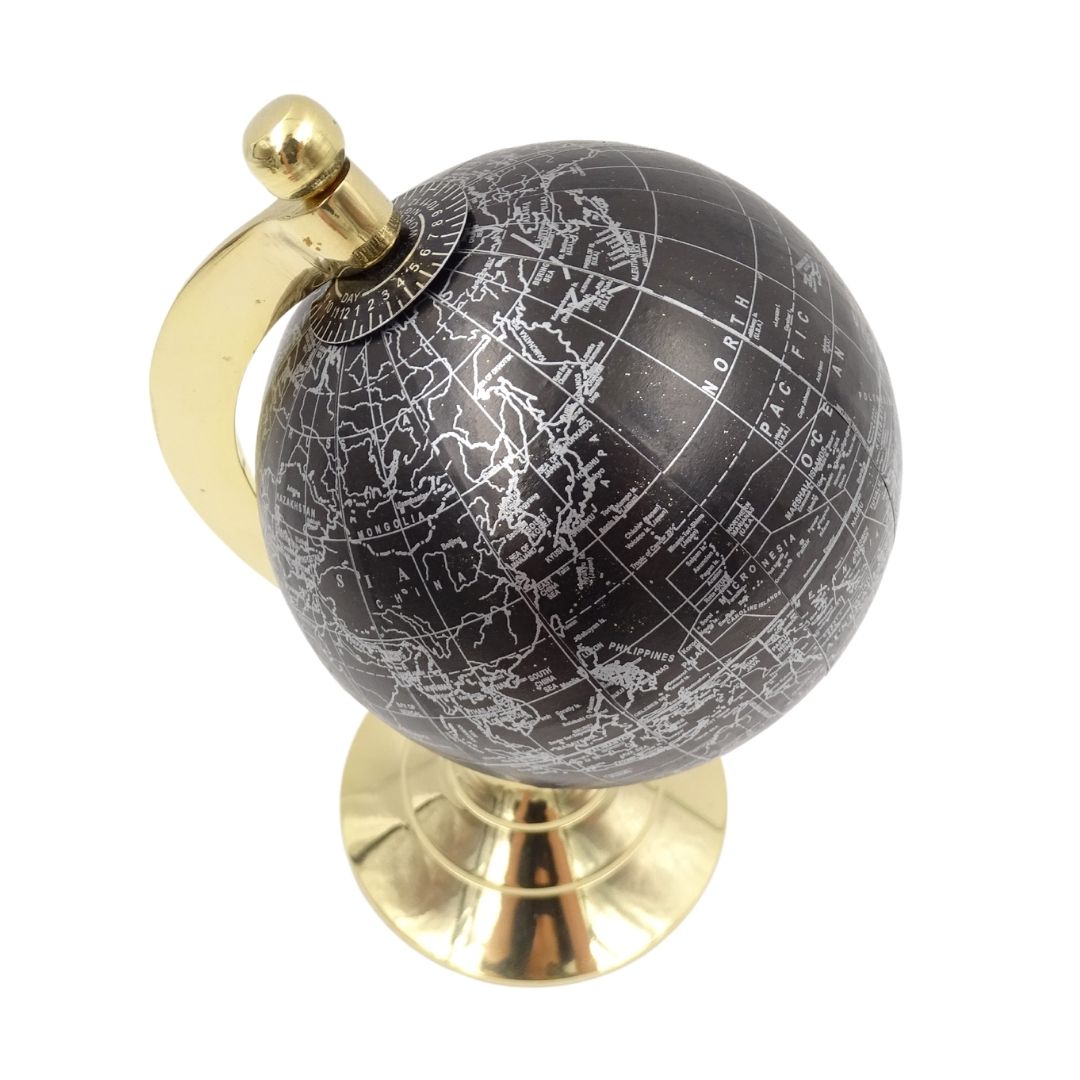 DEKORATIVER GLOBUS mit goldenem Sockel und schwarzer und silberner Karte, moderner Stil, dekorativ DEKORATIVER GLOBUS mit goldenem Sockel und schwarz-silberner Karte, moderner Stil, dekorativ