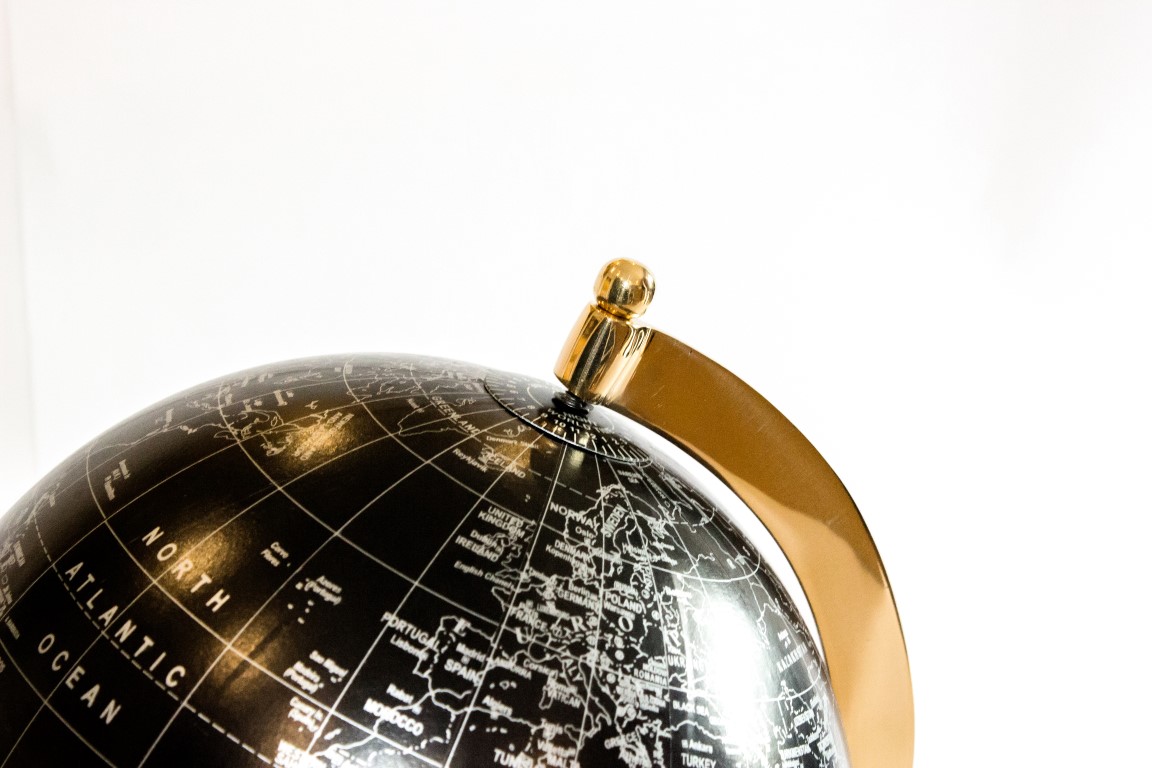 DEKORATIVER GLOBUS mit goldenem Sockel und schwarzer und silberner Karte, moderner Stil, exklusiv DEKORATIVER GLOBUS mit goldenem Sockel und schwarzer und silberner Karte, moderner Stil, exklusiv