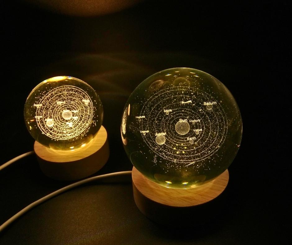 Beleuchtete Kugel mit Sonnensystem im Inneren, moderne Dekoration, einzigartig Beleuchtete Kugel mit Sonnensystem im Inneren, moderne Dekoration, einzigartig
