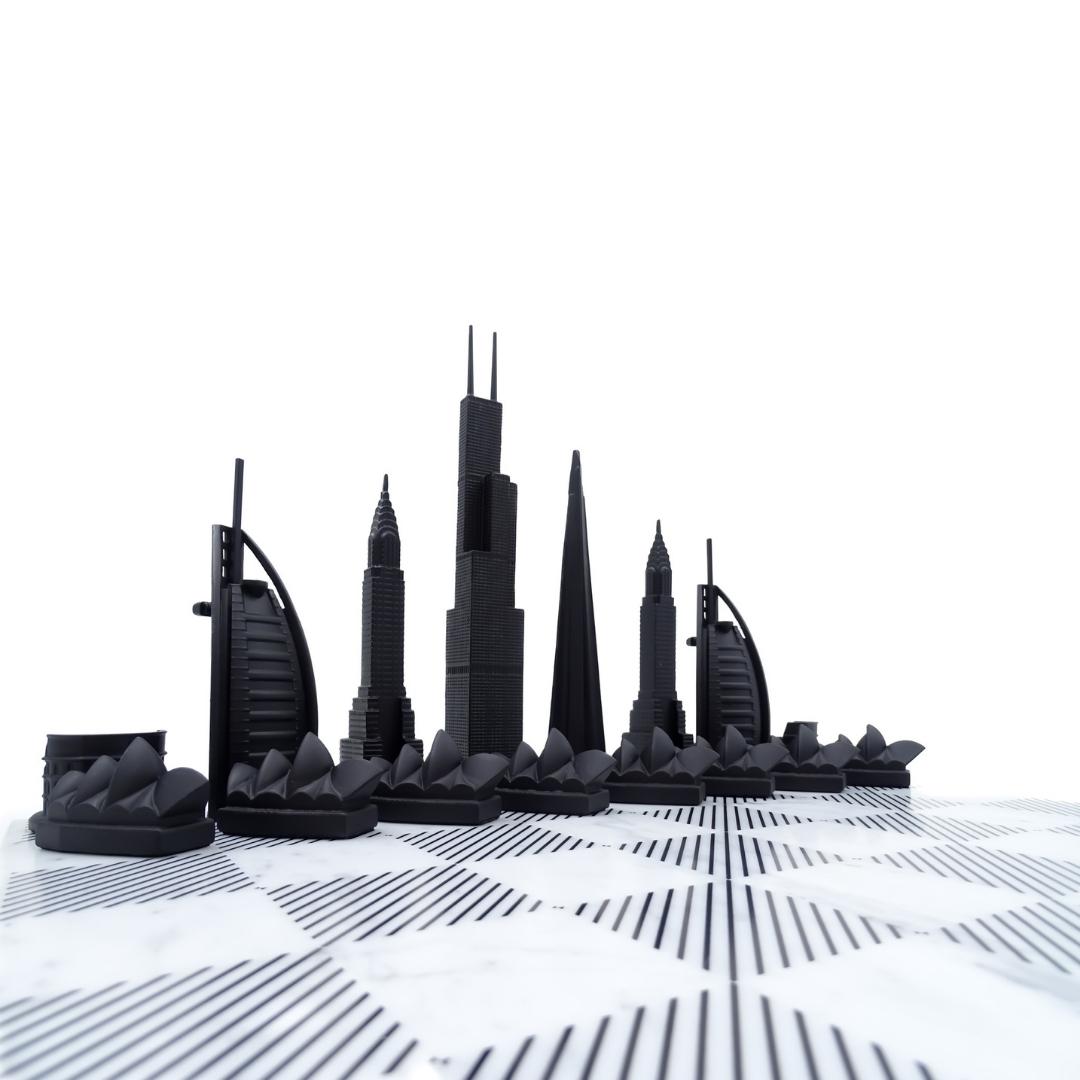 Schachfiguren aus Edelstahl in Form berühmter Gebäude, Schachbrett aus Marmor, exklusiv, stilvoll